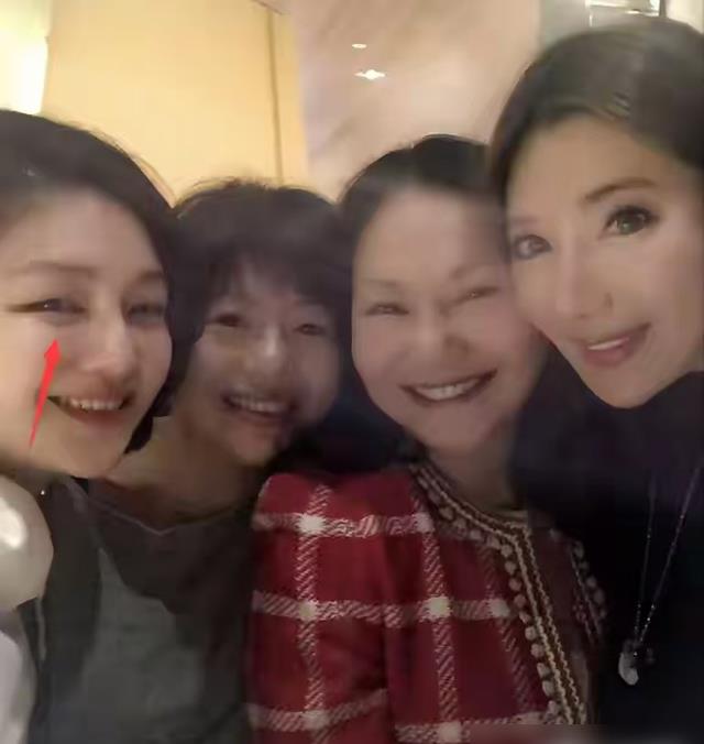 好友晒与大S合照,大S眼神迷离,精神状态不清醒!