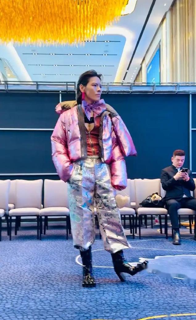 郭碧婷一家四口出游，向佐穿搭比老婆还粉嫩，二胎儿子长发抢镜