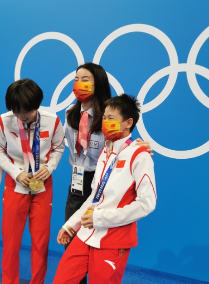 郭晶晶终于摊牌不装了？新身份引人沸腾，揭开隐藏许久的真相