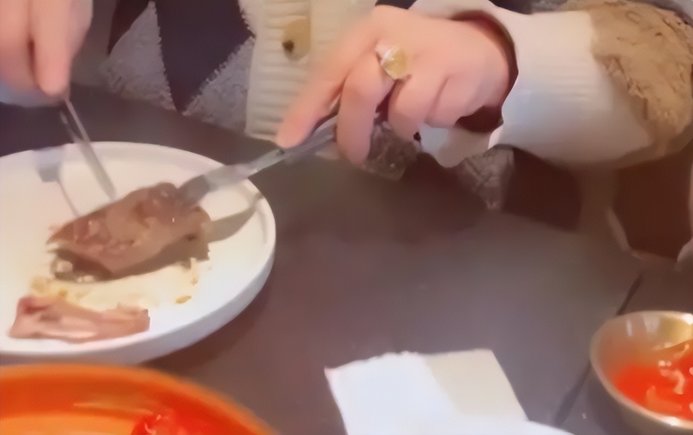 “好寒酸,妈妈吃西餐还用优惠券”,13女儿当场崩溃,评论区炸锅