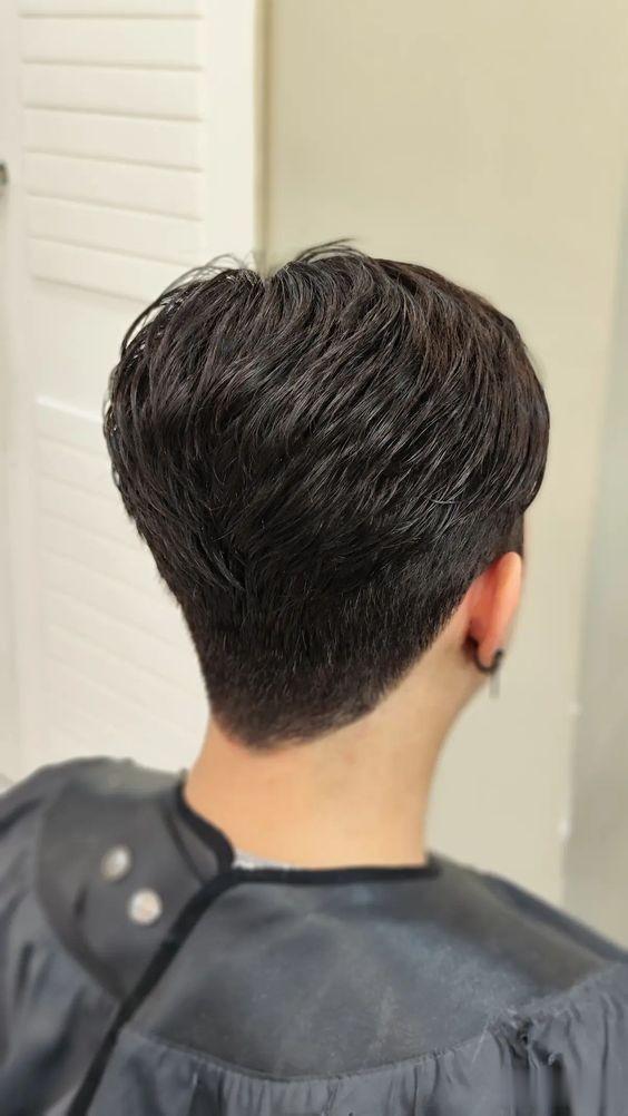 女人过了55岁,一定要试试推边短发,利落时尚显自信