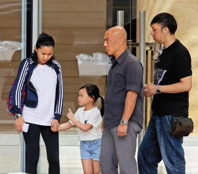 妻女坐包厢看刘德华演唱会,如厕有保镖陪,刘向蕙大声向爸爸表白