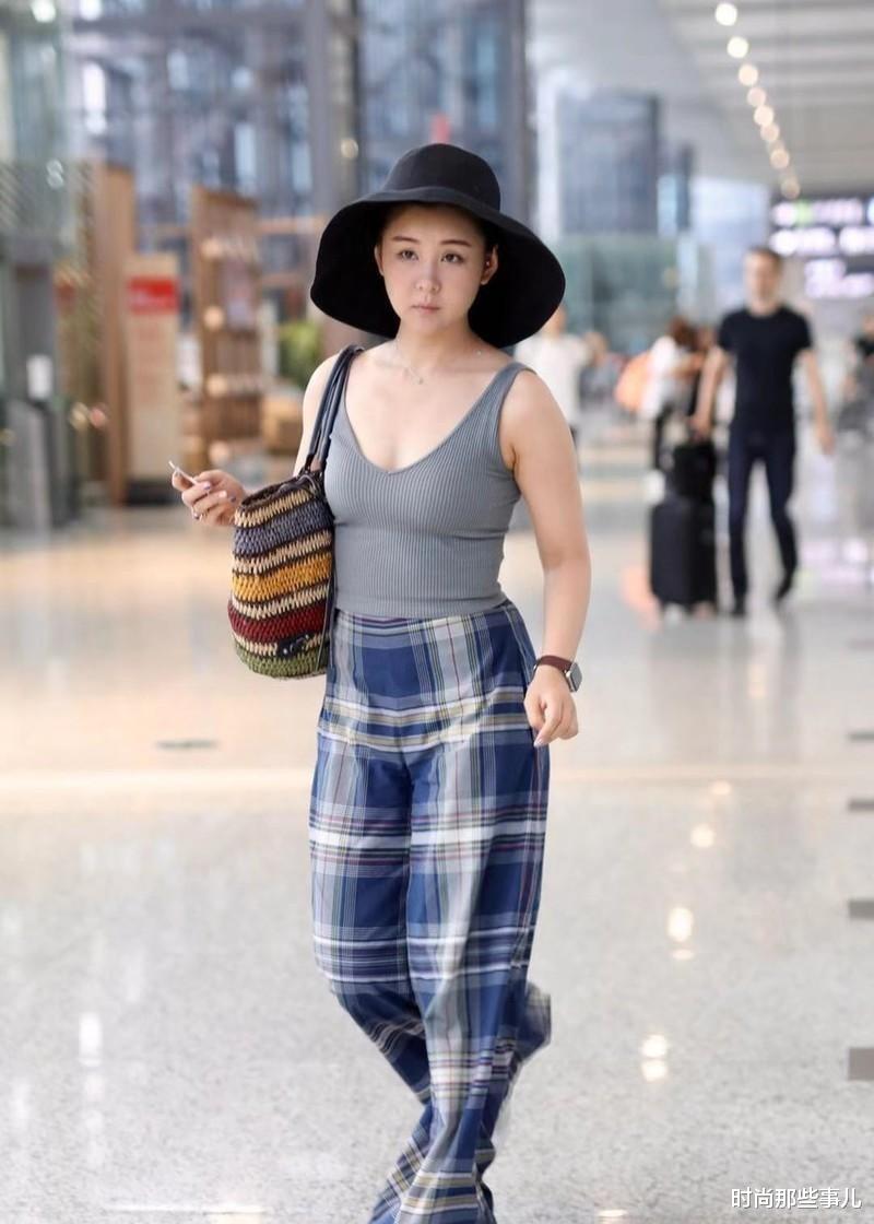 二胎后李小萌变“大号水蜜桃”，阔腿裤+小背心，38岁又欲又成熟