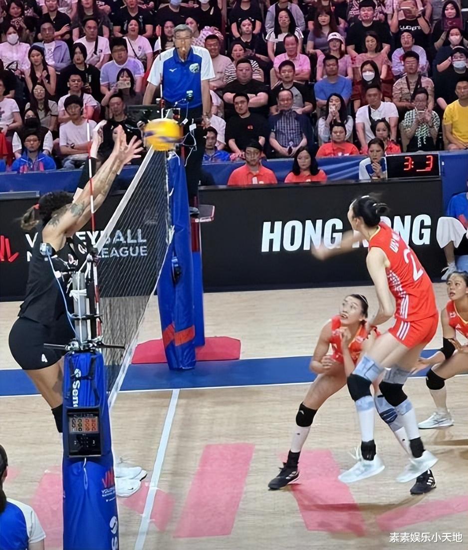 郭晶晶陪霍启刚看女排,夫妻搂肩欢庆胜利,郭晶晶气质出众