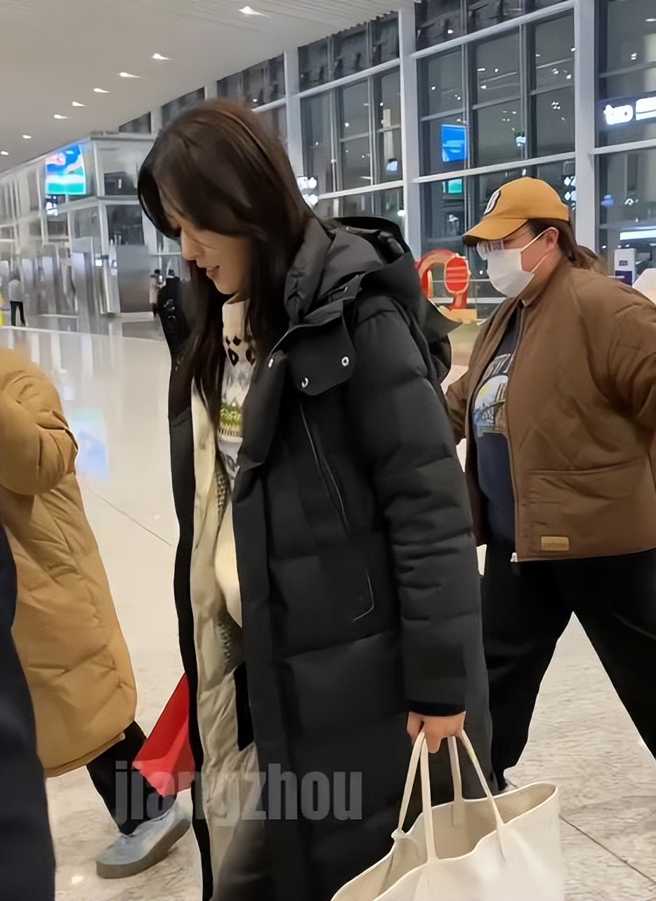 曾黎48岁机场遭遇：手提大白菜被围堵，怼脸拍照颜值依旧在线