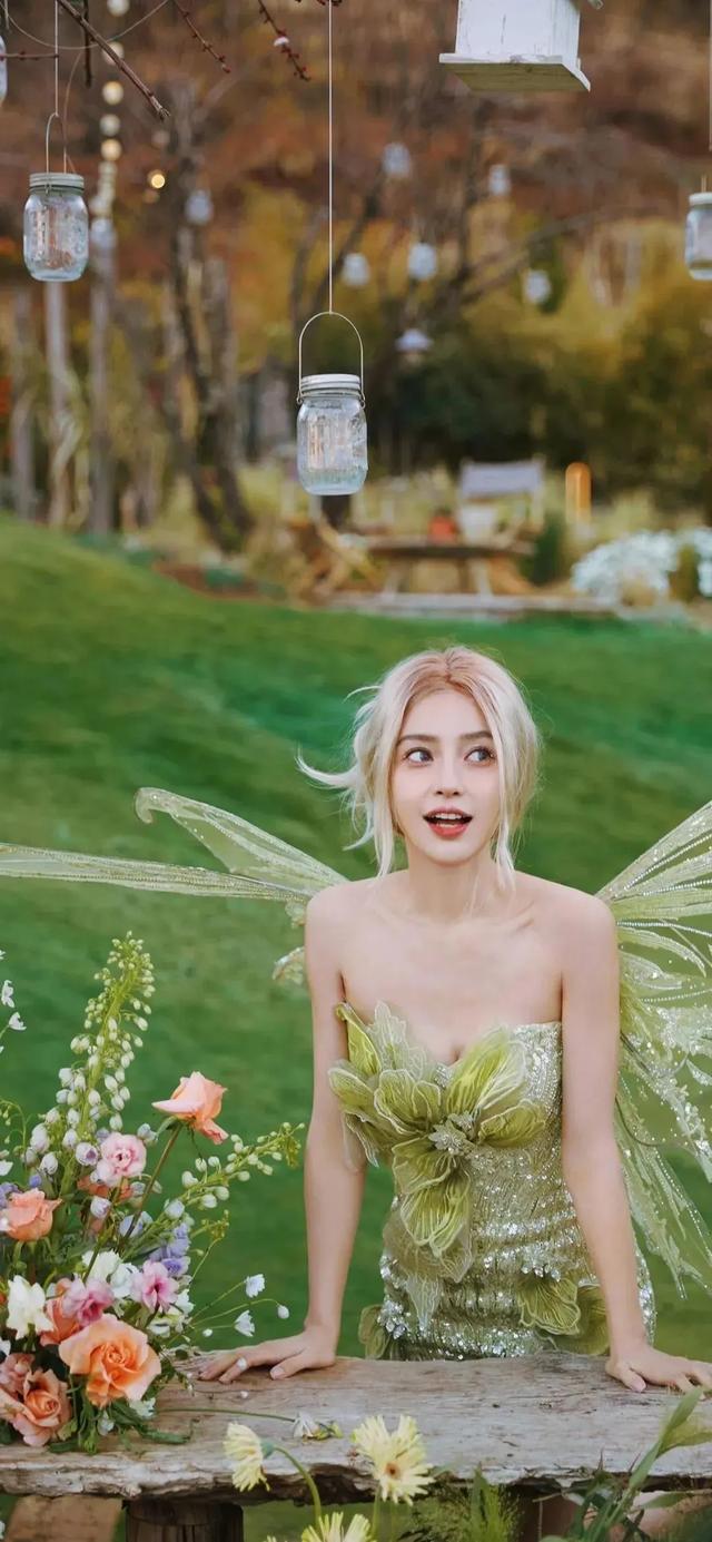 杨颖唯美写真，时尚活力，自在美丽！