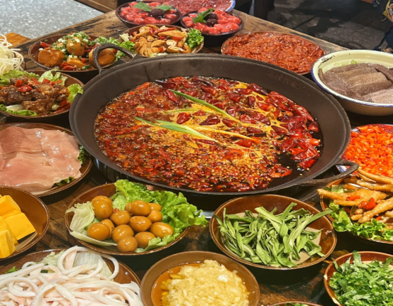 在成都吃了顿火锅配白酒，终于明白：成都火锅，为什么走不出巴蜀