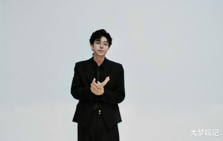 李诞|《奇葩说》34岁李诞被爆改！“平头大叔→西装霸总”引热议