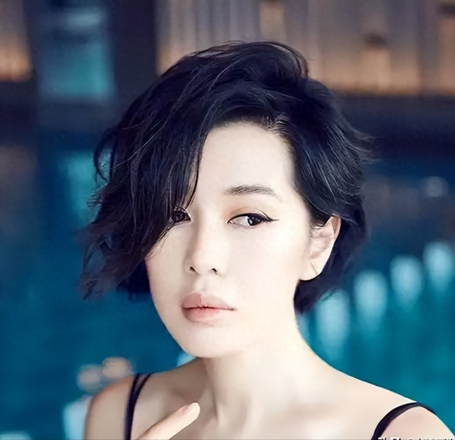 与王全安恋爱十年无果，如今48岁的她，直接官宣结婚想做家庭主妇