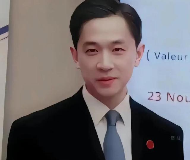 汪文斌柬埔寨被偶遇,入乡随俗穿本地服饰,脚上的人字拖太亮眼