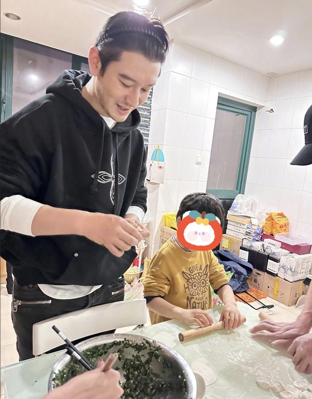 黄晓明姥姥96岁大寿,身材暴瘦惹人心疼,小海绵拍照吃瓜忙前忙后