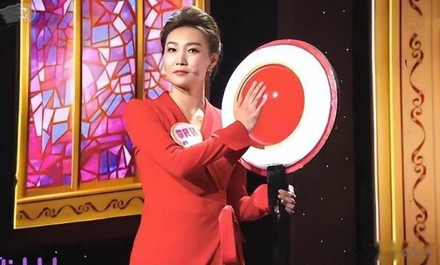 央视名嘴李梓萌被拍，47岁至今未婚，身材丰满被网友议论