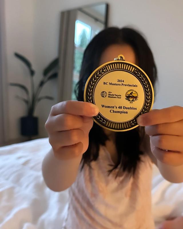 谢霆锋妹妹赢加拿大网球赛女子双打冠军，邀钟嘉欣组队培训女儿