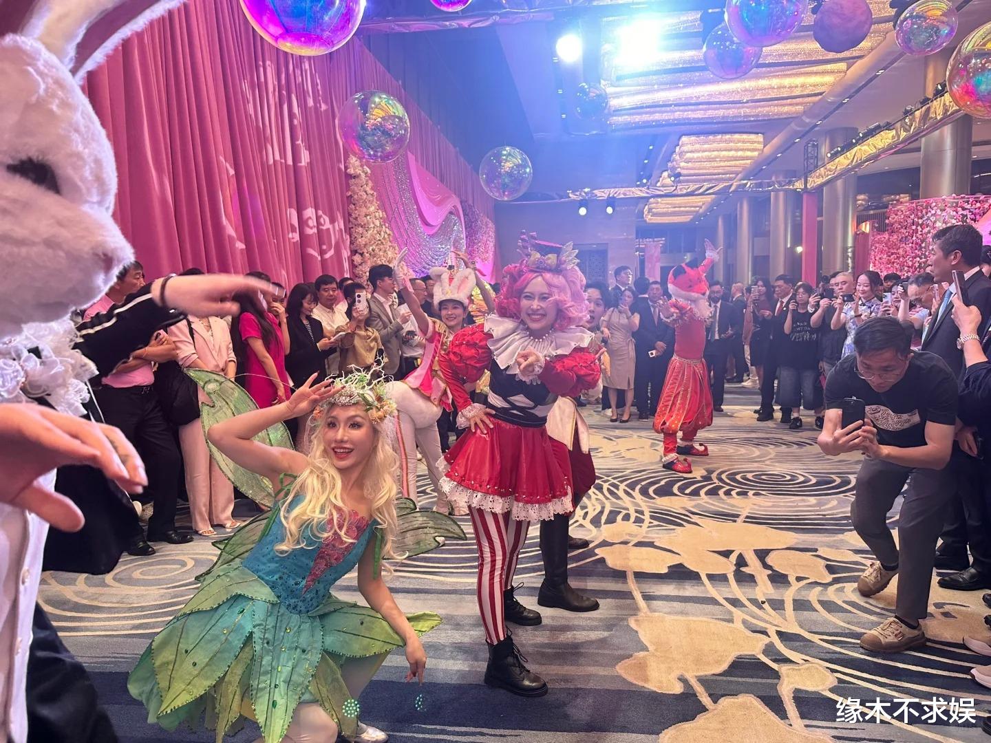 谢霆锋出席干女儿婚礼，穿搭随意黑脸惹争议，曾免费代言22年！