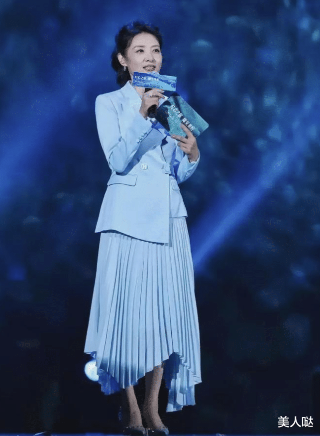 周涛张凯丽仅差3岁却似两代人!一个长裙马尾青春洋溢,一个竟被嘲老奶奶?