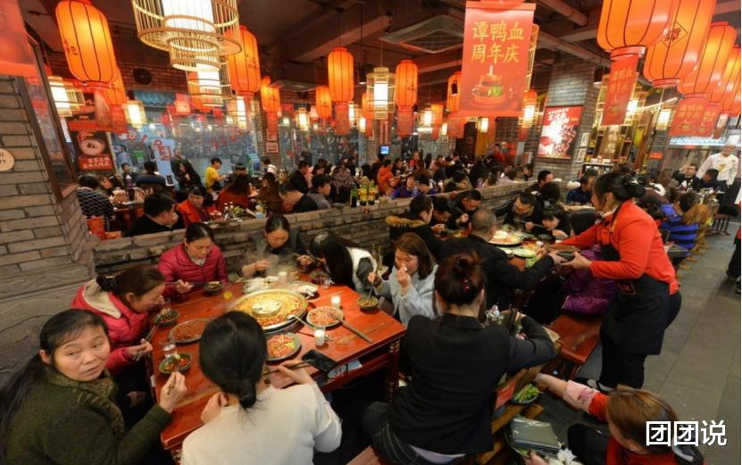 吃火锅，服务员隐秘暗示，问你加不加汤，教你如何高情商回答