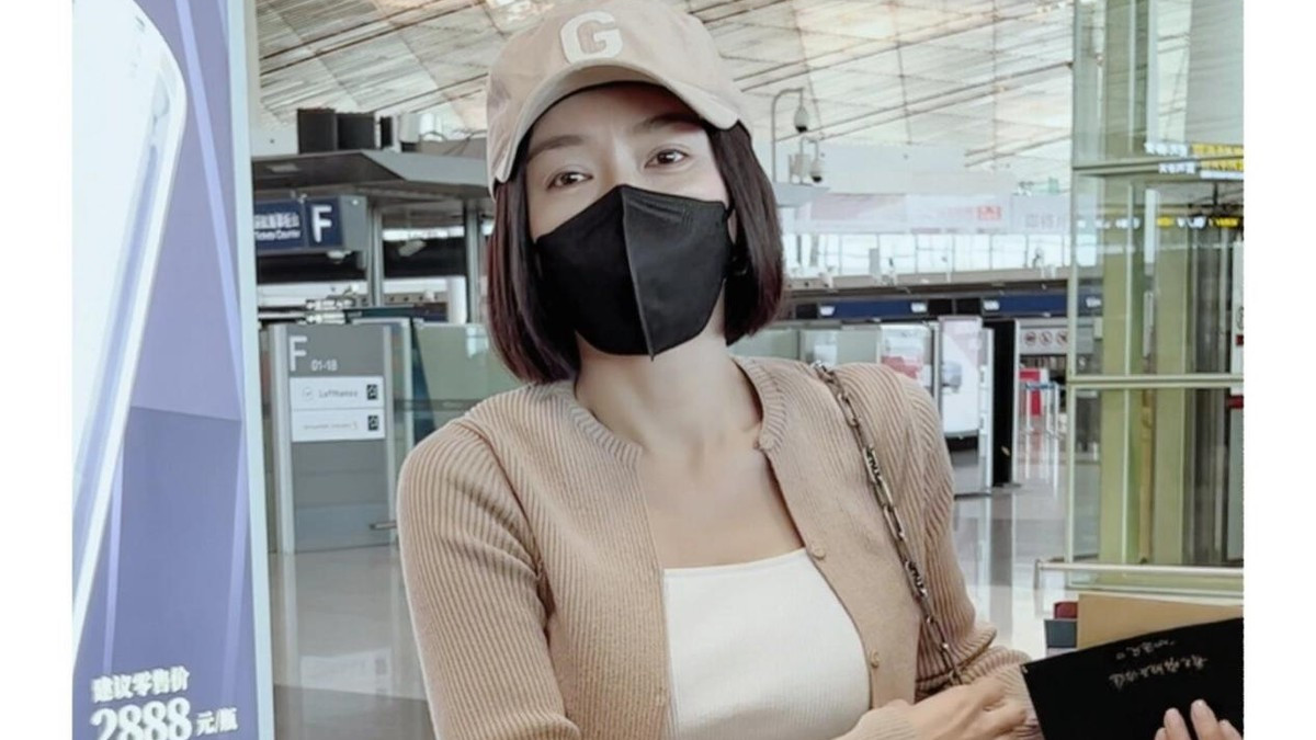 44岁秦岚带火了一种新穿法：针织开衫+工装裤+波波头，时髦又洋气