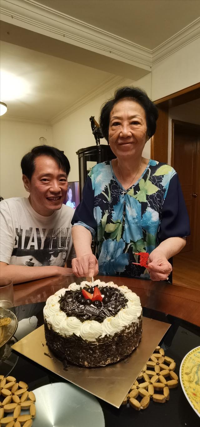 TVB前男星邵传勇近况曝光!瘦到两颊凹陷被质疑患病,继女已出道