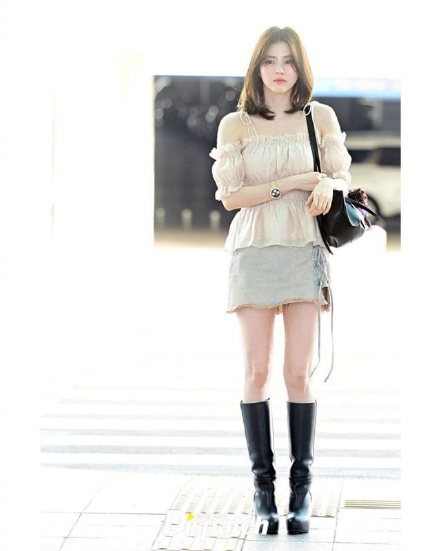 剪短发的韩素希,穿雪纺露肩上衣搭牛仔迷你短裙,像极了洋娃娃!