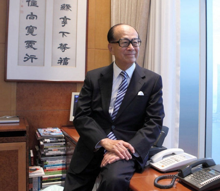 97岁李嘉诚携全家礼佛,坐轮椅仍亲自下跪,梁洛施未现身