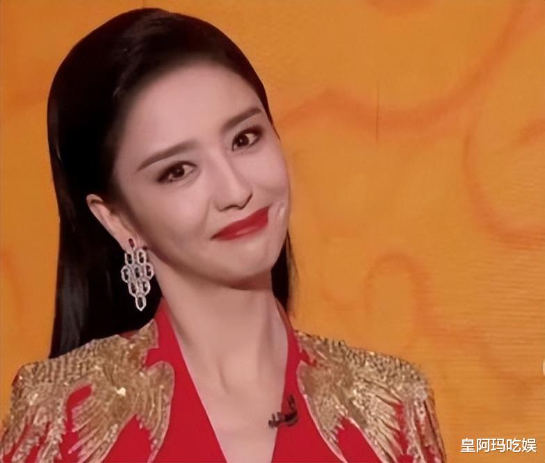 41岁佟丽娅机场被偶遇,本人又黑又瘦,与电视上完全不同