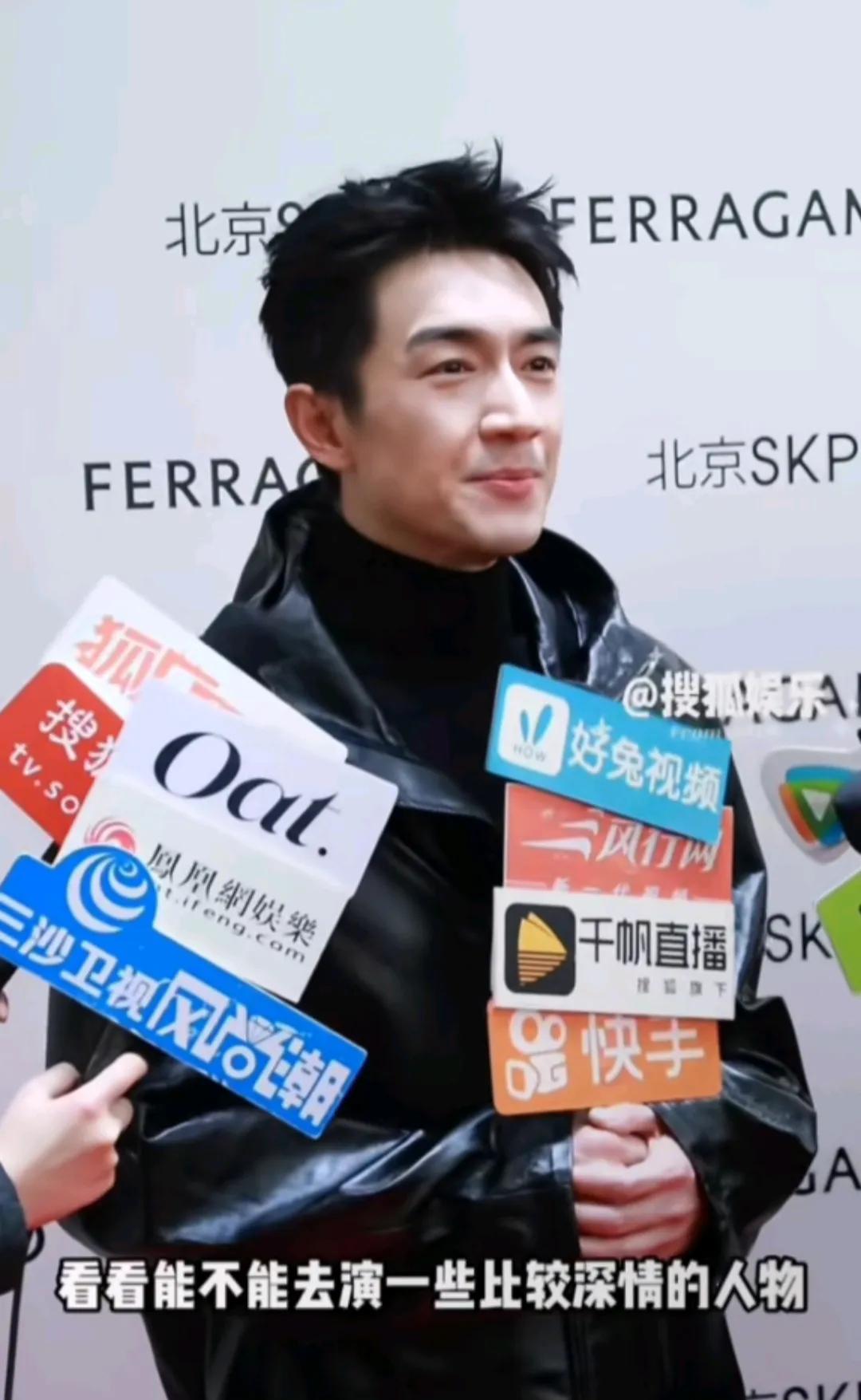 藏不住了，林更新又点赞粉丝剪辑关于他和赵丽颖的视频，太搞笑了