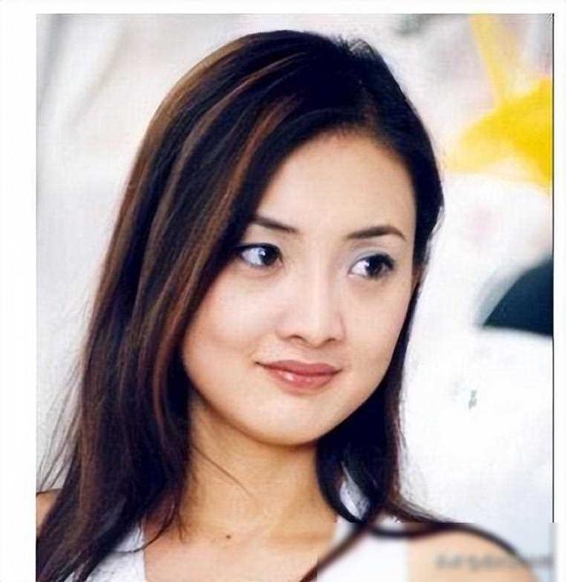 糊涂啊!51岁牛莉整容失败,本人在评论区给网友道歉