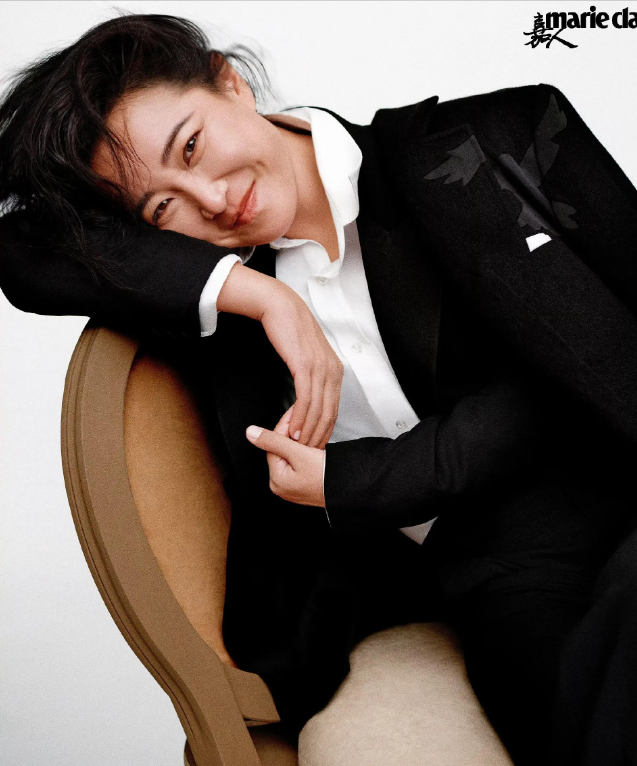 贾玲复胖了吗?新造型肚子胖出“游泳圈”,脸部圆润气质变化明显