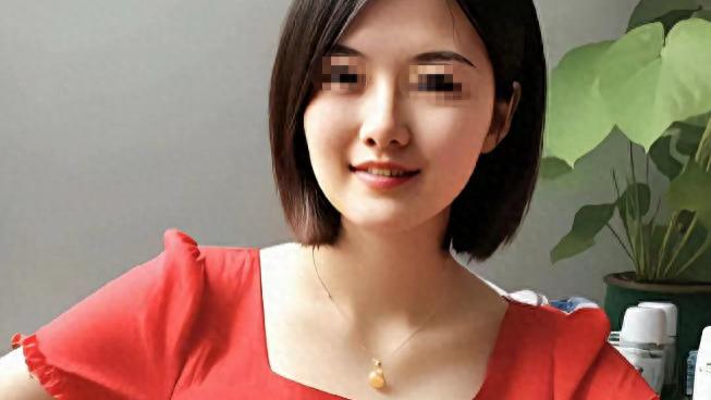 李佩霞风波后续，更多高清美照被扒，丈夫依旧保持沉默，脸面已丢尽