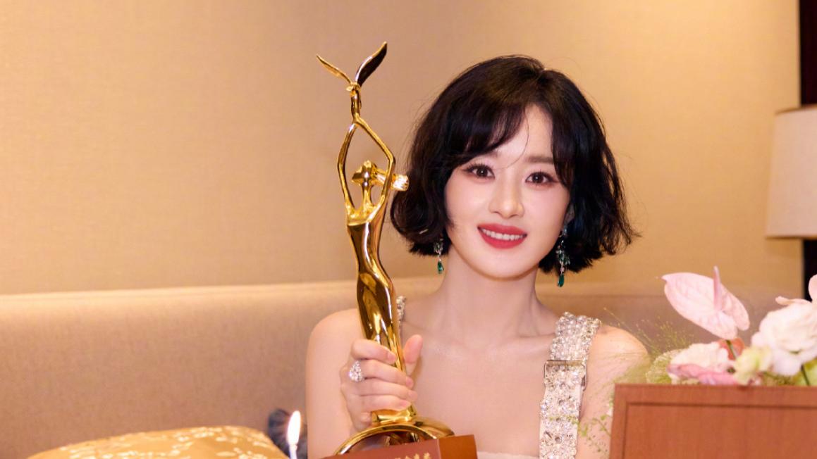 赵丽颖二封金鹰视后首晒照，手握奖杯笑容甜美，称期待为李沁鼓掌