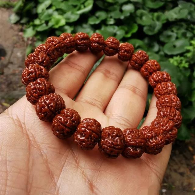 他这条金刚不盘只挂脖，不但没色差，还如此惊艳，怎么办到的？