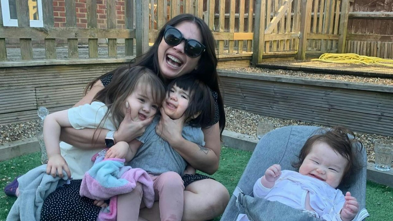 刘家良小女儿移居英国，四年内生了三个混血女儿，丈夫做清洁工作