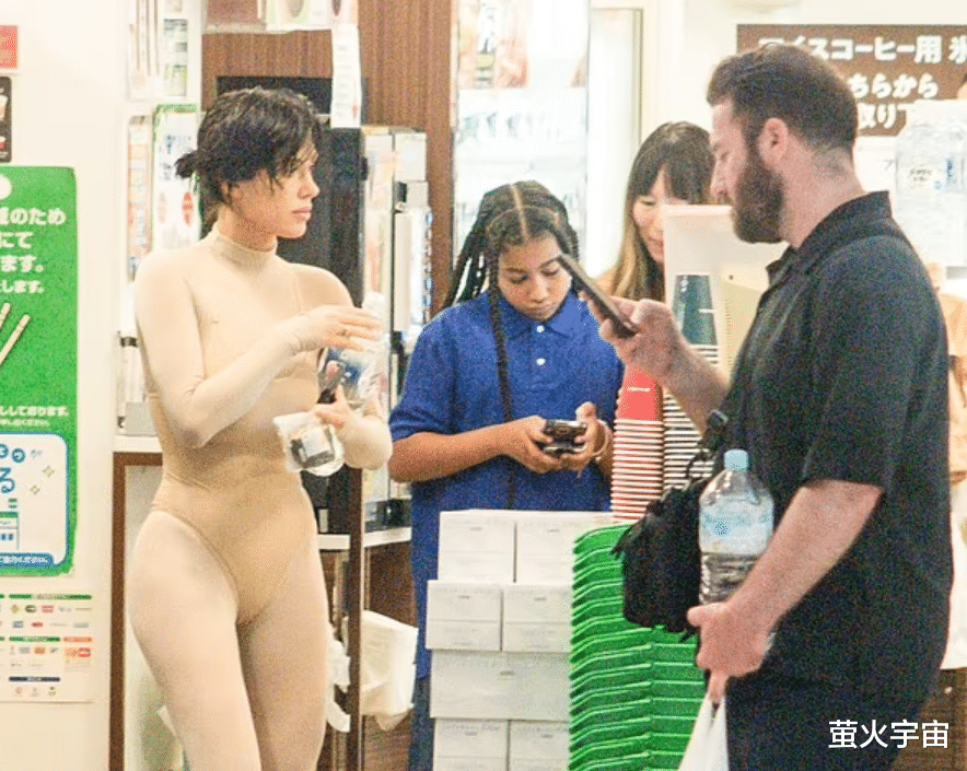 坎耶29岁娇妻再游日本东京,一身肉色衣太抢镜,卡戴珊大女儿也在