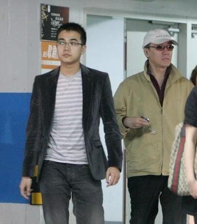 抛弃24年原配，转身迎娶小娇妻，如今儿子30年的报复让他遗憾终生