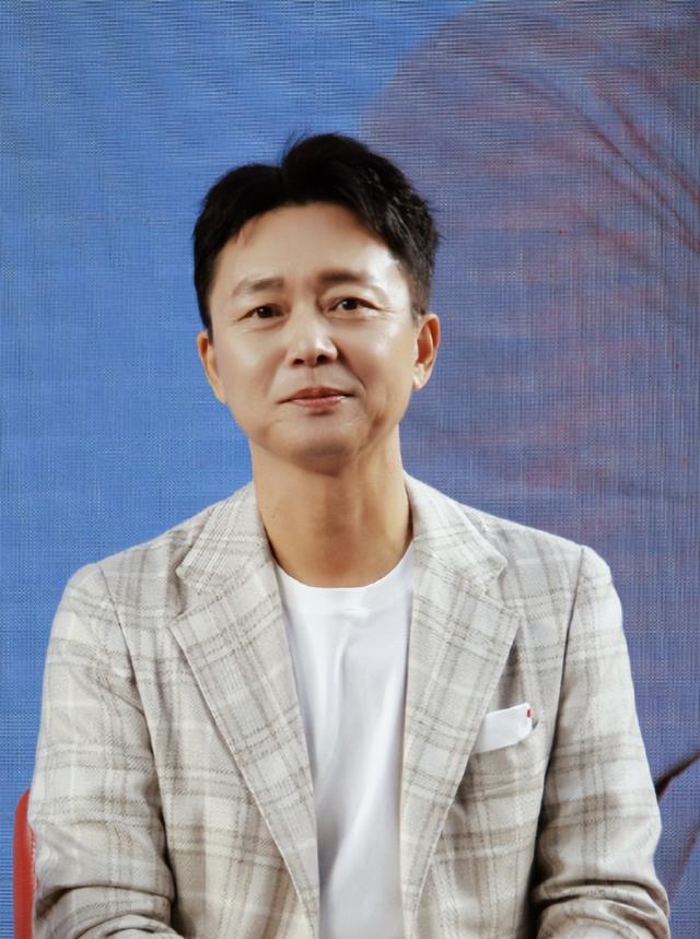 演员刘奕君带着儿子再婚，中年得女后，与儿子一起将她宠成公主！