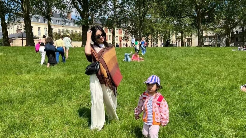 朱珠夫妇带娃逛公园，王昀佳躺草地给妻女当“枕头”，珠宝超享受