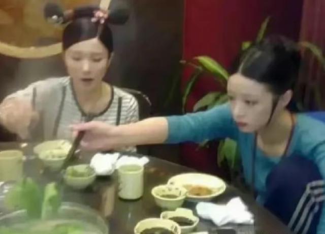 演员片场不拍戏的时候干啥?第一张忍住了,张铁林让人笑到肚子疼