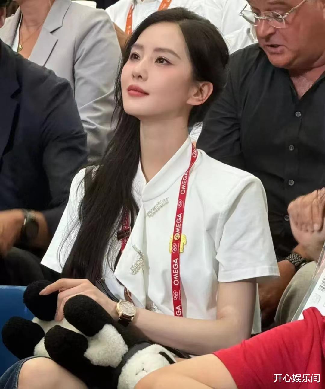 37岁刘诗诗现身巴黎奥运会,身旁男士的表情成亮点