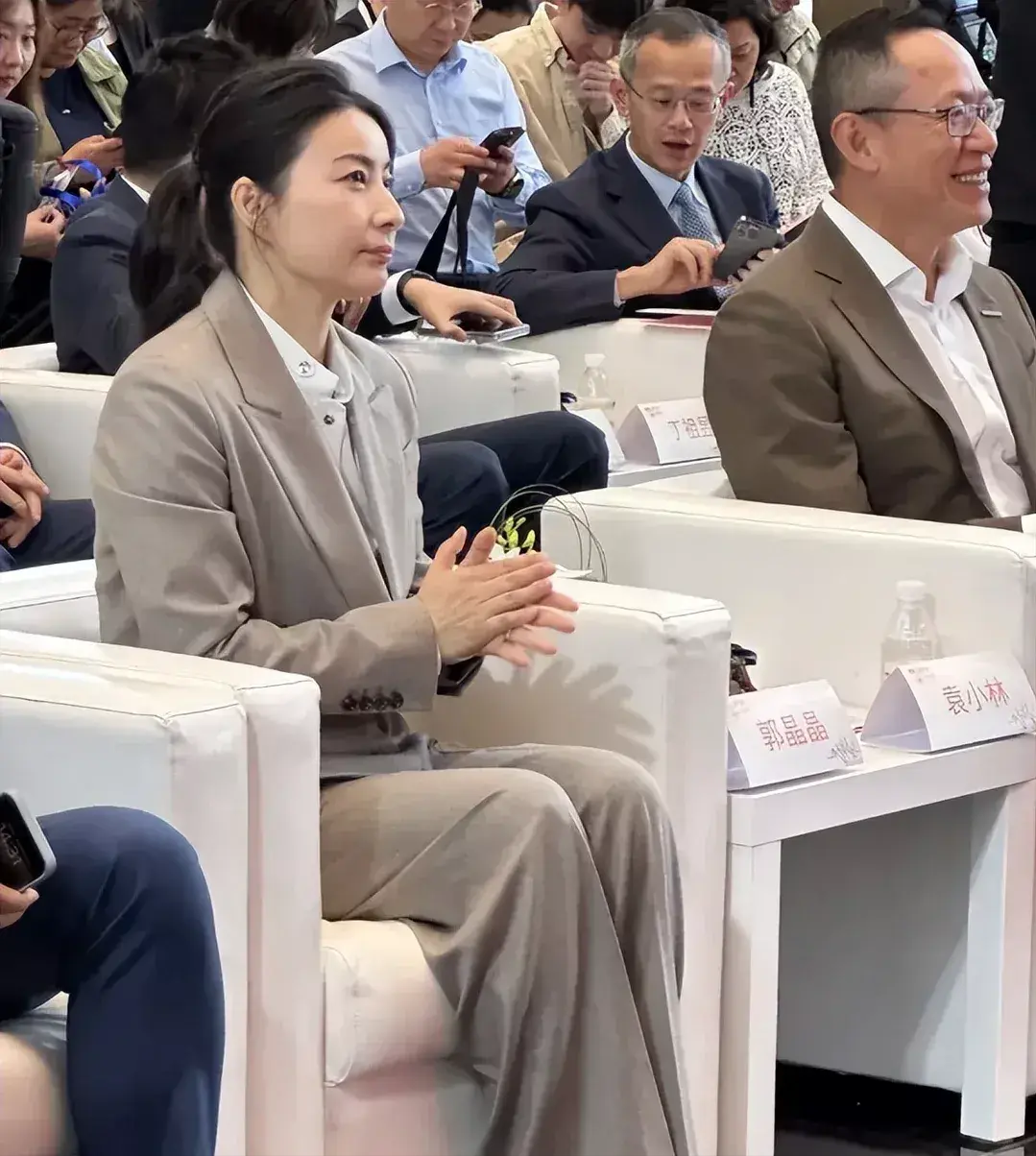 郭晶晶成就霍家50年气运!香港富二代圳集结,霍震霆弟弟站中间