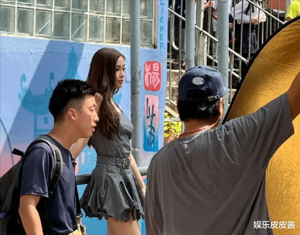 杨颖真没办法了,回香港拍不超过300元的平价品牌,干回老本行了