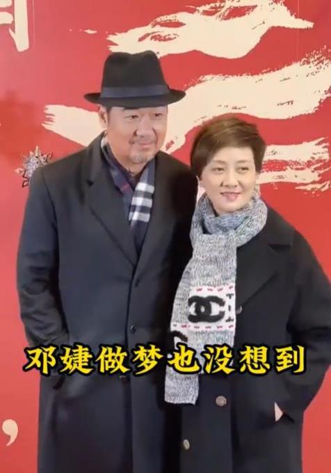 张国立和邓捷近照,颈纹明显,短短3年,老得好真实,好有冲击力