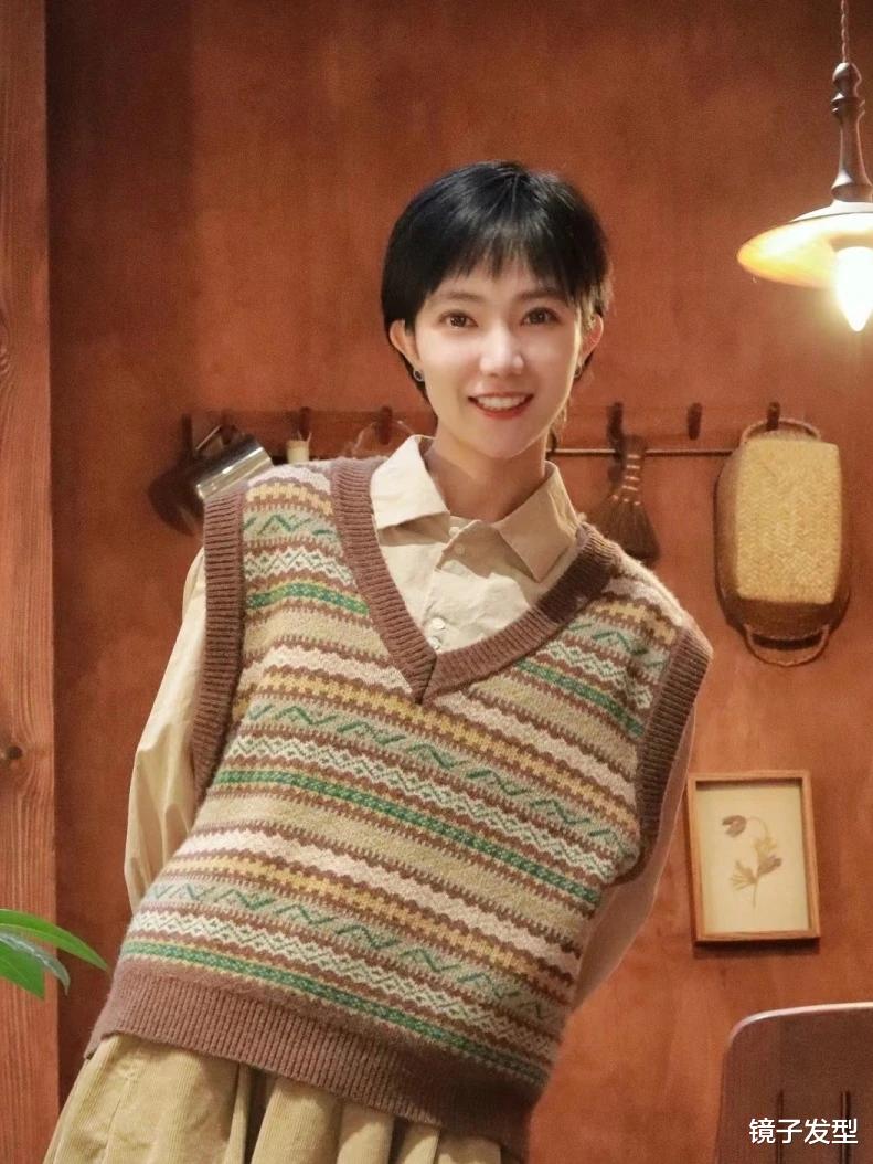 独领风骚的发型来了,挂耳层次短发就是不一样,简单却很有高级感