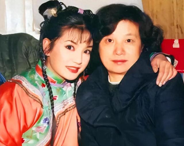 赵薇母亲魏启颖:儿媳妇卷走5.2亿,女儿彻底封杀,丈夫也去世