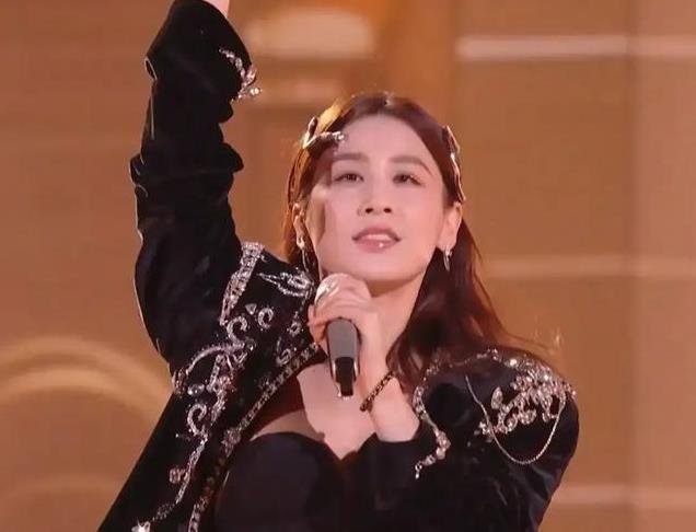 跨年晚会无滤镜颜值对比！杨幂装嫩，关晓彤发福，戚薇用力过猛