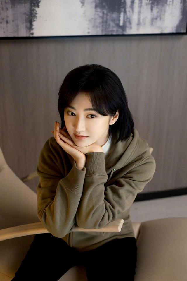 景甜,短发黑衣的快乐穿搭色彩 ??? 自带书卷气