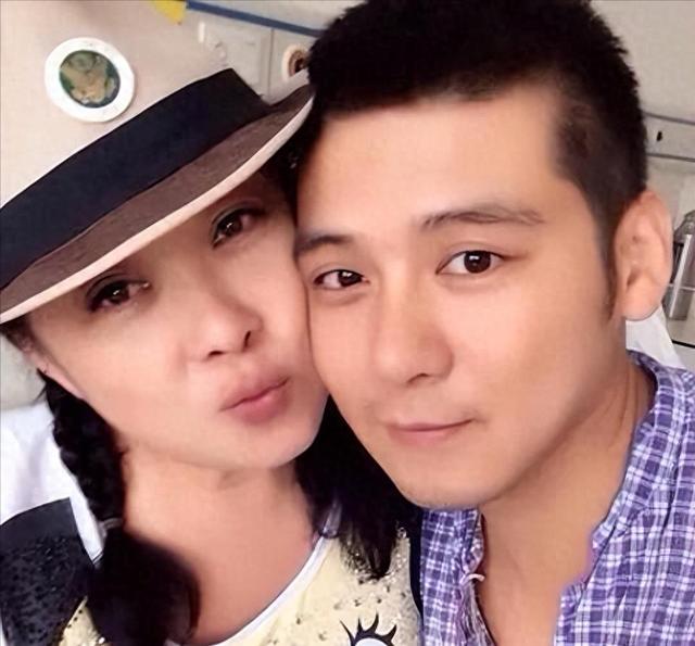 57岁女演员包养20岁小鲜肉,公开秀恩爱,以妈咪儿子互称！