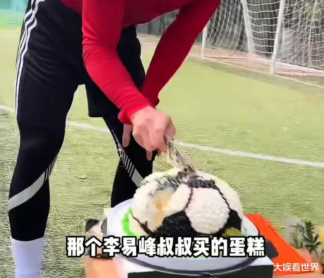 李易峰近照变化大，梳中分头发际线后移，穿万元球衣与好友踢球