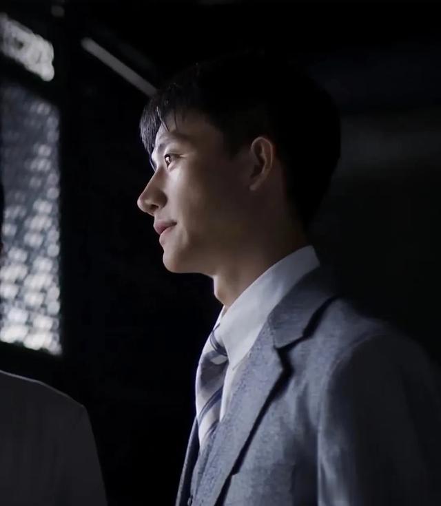 来看看黄轩颜值巅峰时期,他的身上散发艺术气息。