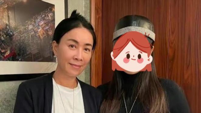 那英近照曝光，与友人喝酒聚餐，穿着素雅面容倦怠，此前遭网暴半年多