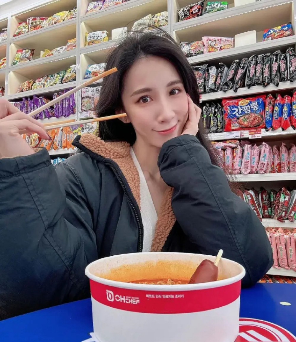 韩国泡面机好先进!台湾女星赴韩吃泡面 狂捧大韩科技太发达